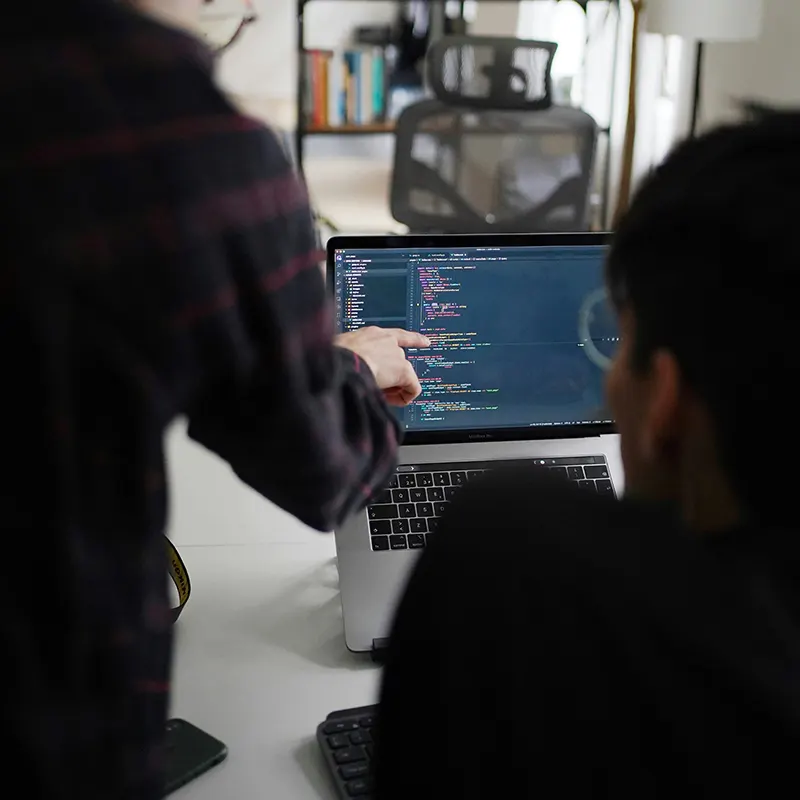นักพัฒนาเว็บไซต์กำลังแก้ไขปัญหา ลงลึกถึงระบบ coding
